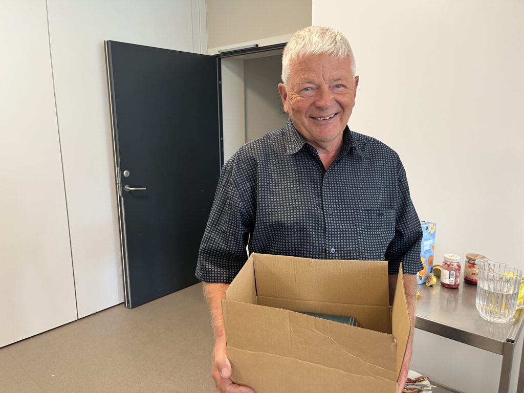 En bestefar (Øyvind Knutsen) dukket opp som postbud fra trykkeriet med de flunkende ferske brosjyrene.
